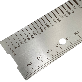 Detail- und Nahaufnahme von Rissbreitenlineal aus Edelstahl