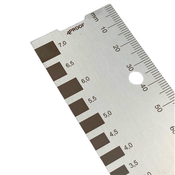 Detail- und Nahaufnahme von Rissbreitenlineal aus Edelstahl