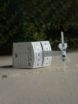 G3-Riss-Messlehre mit QR-Code zur Auswertung per App, mit Erfassung von Höhenversätze an Bauteilen oder Baustoffen.