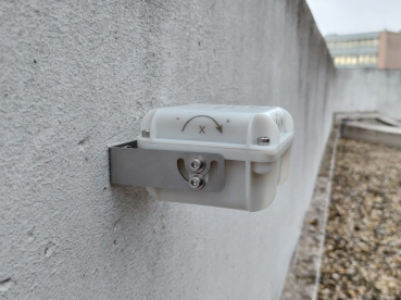 R5-Riss-Messgerät montiert an Mauer