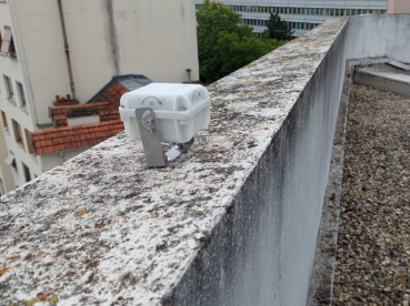 R5-Riss-Messgerät moniert auf Mauer