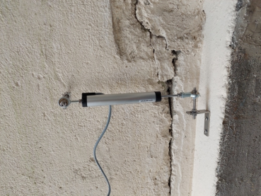 Halterung vom R2 - Riss-Messgerät an der Wand montiert