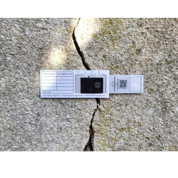 G1 Plus Riss-Messlehre an Putzfläche montiert