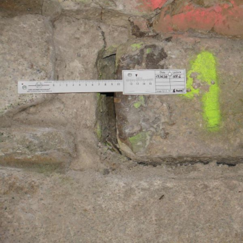 G1.3 Riss-Messlehre Rissmonitor mit QR Code - Auslesen per App montiert