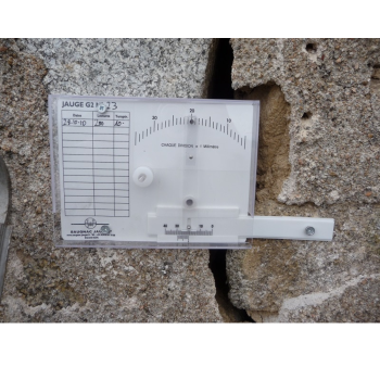 G2 Rissmesslehre über einem Riss montiert. Links sieht man die montierte Schreibbox und rechts den angeschraubten Ausleger.