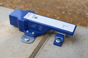 Suessco 3D-Sensor in der Detailansicht über dem Stoß zweier Betonbauteile montiert