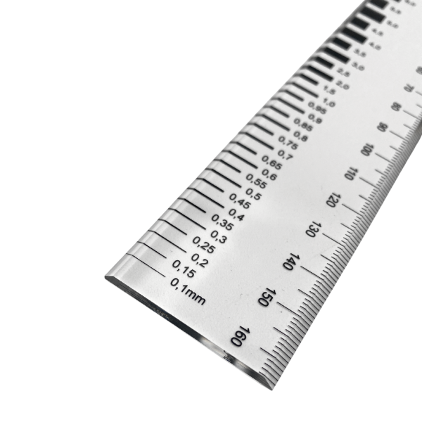 Risslineal aus Acryl mit schwarzer Schrift