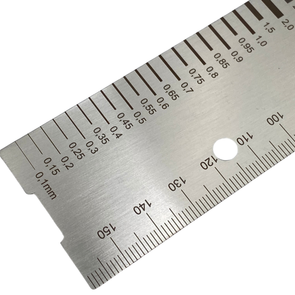 Detail- und Nahaufnahme von Rissbreitenlineal aus Edelstahl