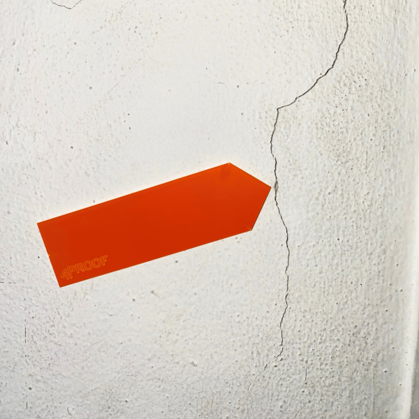 Markierpfeil zeigt auf Riss in Wand