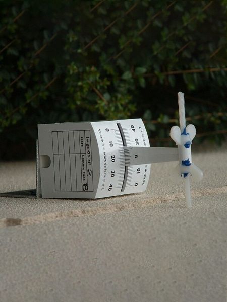 G3-Riss-Messlehre mit QR-Code zur Auswertung per App, mit Erfassung von Höhenversätze an Bauteilen oder Baustoffen.