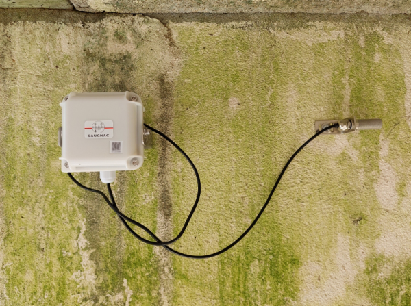 R10 Rissmonitor an der Wand montiert mit externen Sensor