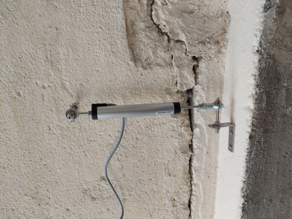 Halterung vom R2 - Riss-Messgerät an der Wand montiert