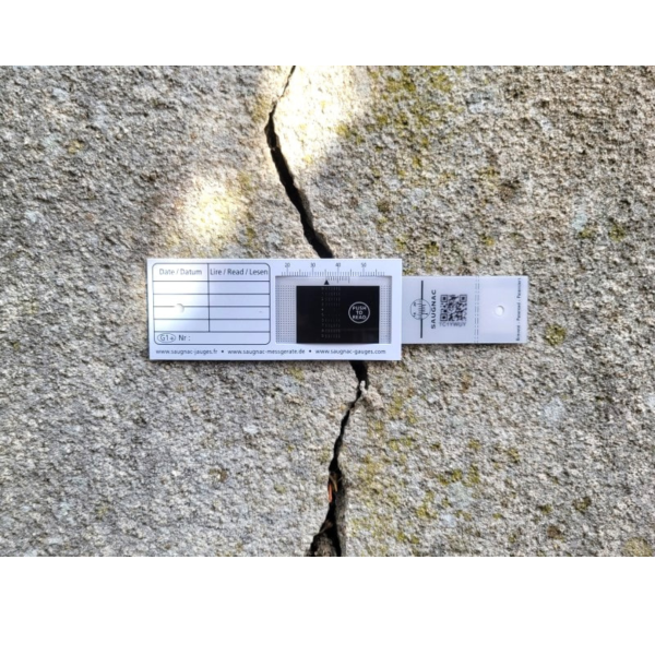 G1 Plus Riss-Messlehre an Putzfläche montiert
