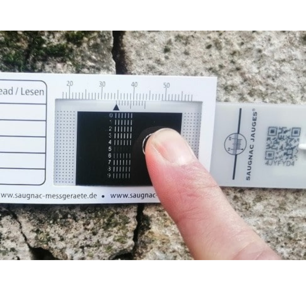 Rissmesslehre G1 Plus montiert an alter Putzfläche