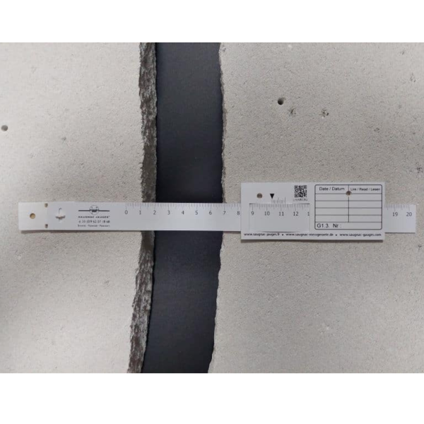 G1.3 Riss-Messlehre Rissmonitor mit QR Code - Auslesen per App montiert