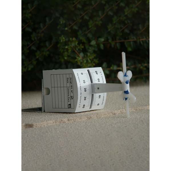 G3-Riss-Messlehre mit QR-Code zur Auswertung per App, mit Erfassung von Höhenversätze an Bauteilen oder Baustoffen.