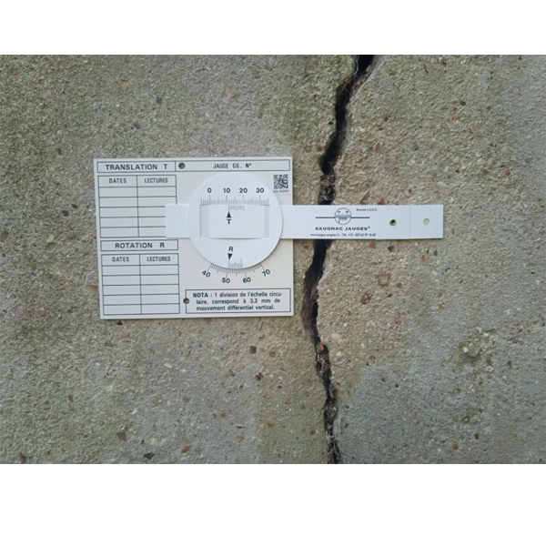 G6 Riss-Messlehre über einem Riss montiert.