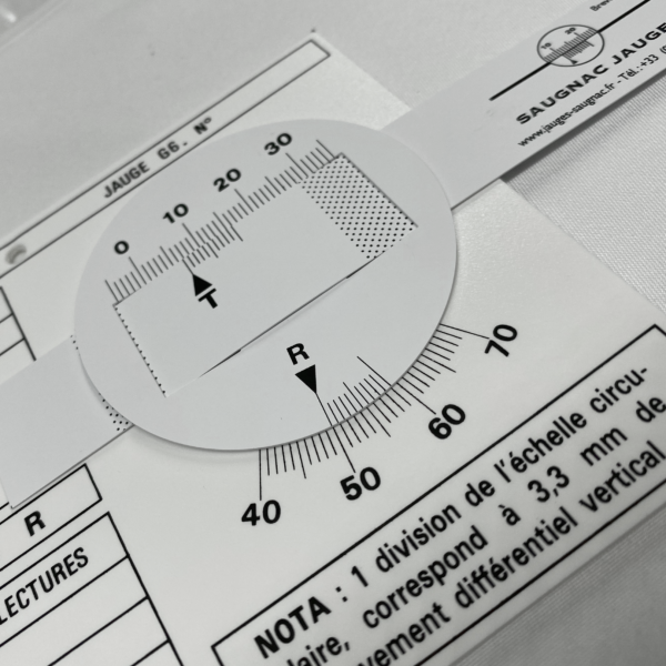 G6 Riss-Messlehre als Detailaufnahme des drehbar gelagerten Anzeigeteils