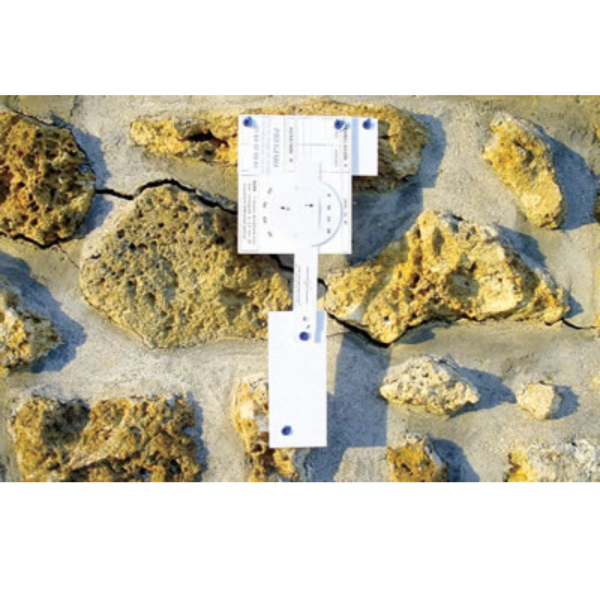 G6 Riss-Messlehre über einem Riss montiert.