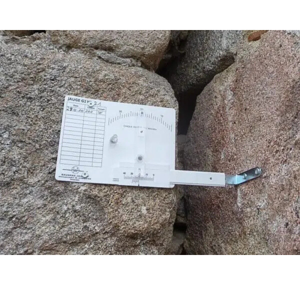 G2 Rissmesslehre in einem Inneneck montiert.