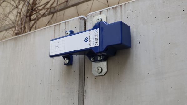 Suessco 3D-Sensor in der Detailansicht über dem Stoß zweier Betonbauteile montiert